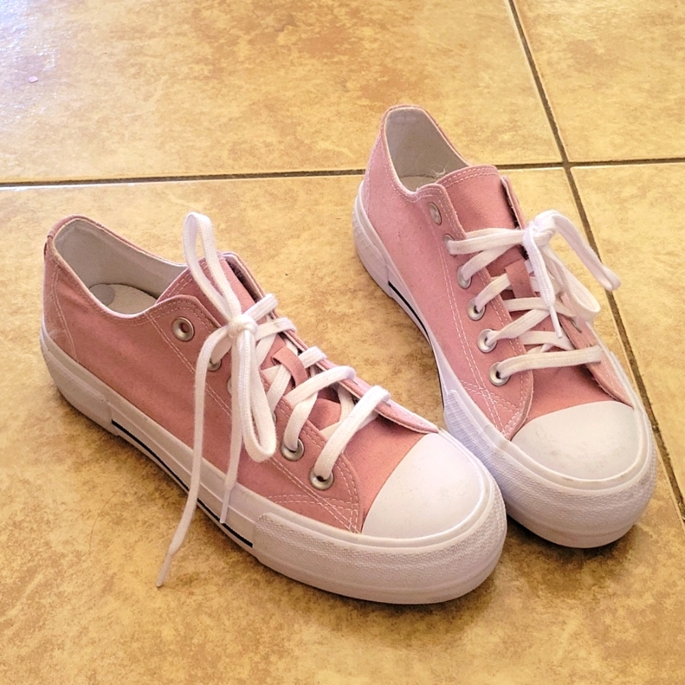 No boundaries size 8 women light pink shoes